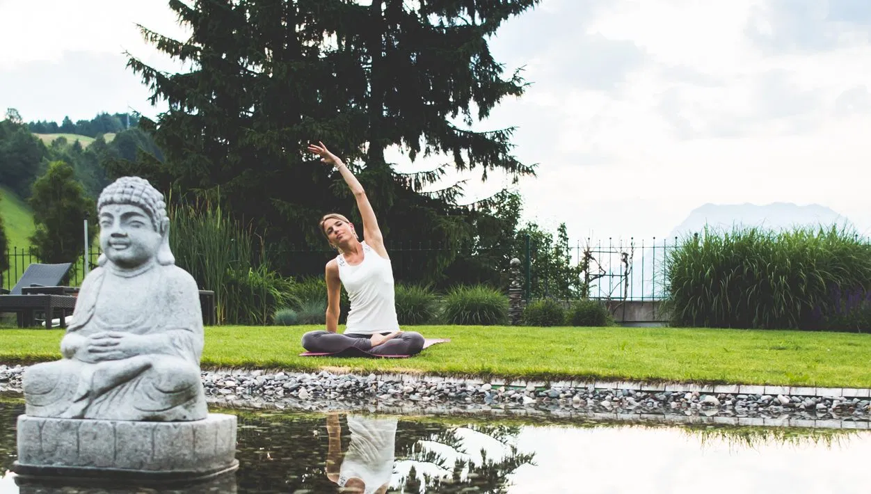 Frau macht Yogaübungen