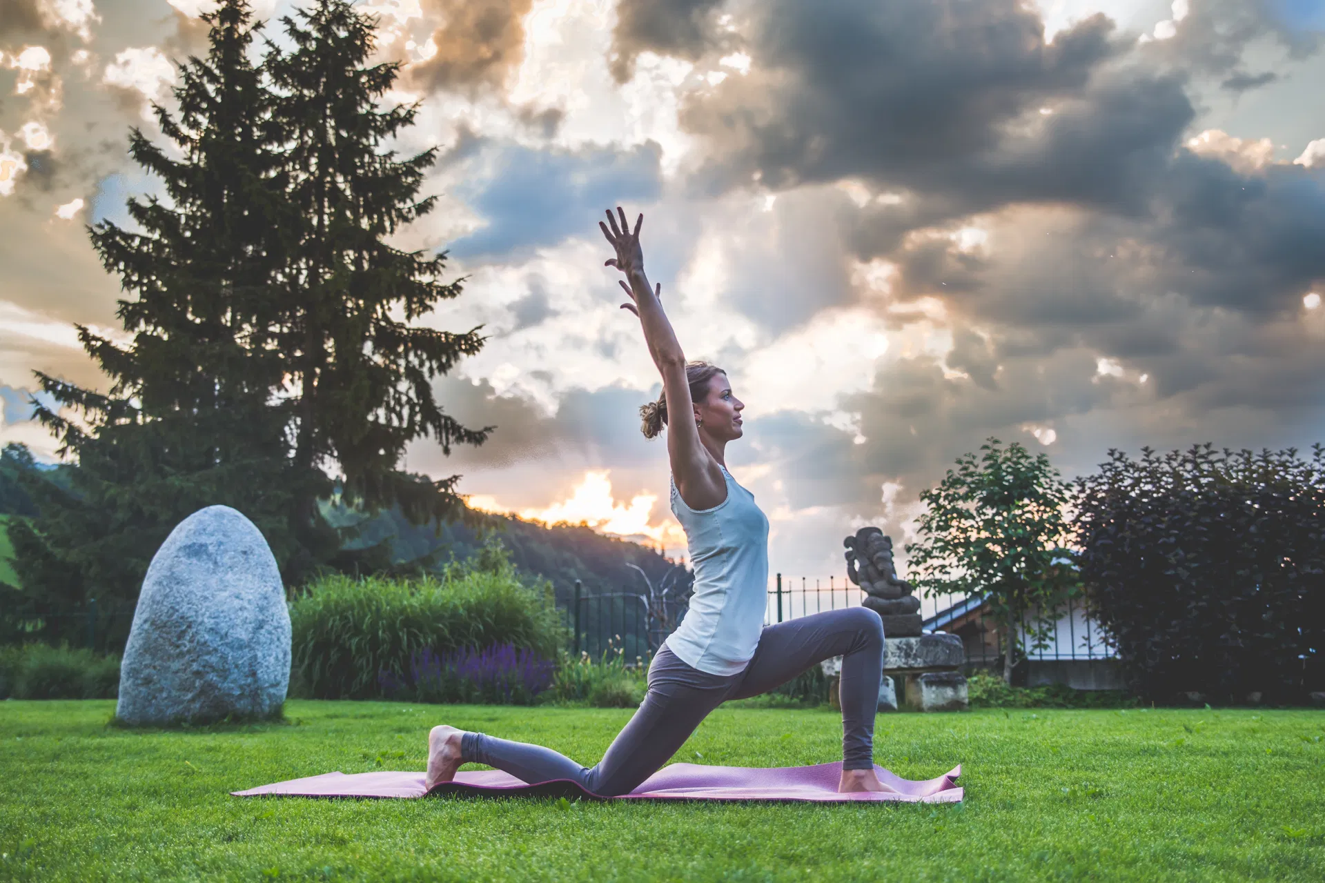 Frau macht Yogaübungen