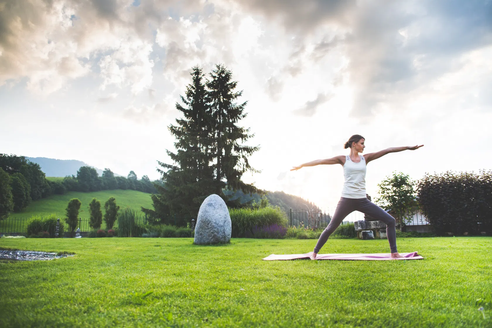 Frau macht Yogaübungen