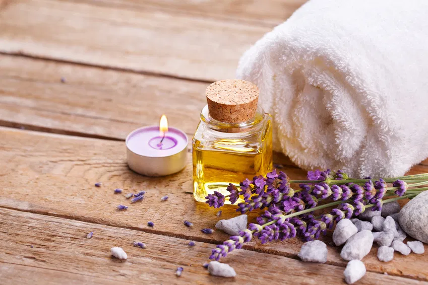 Massagenöl und Tuch die es für eine Ayurveda-Massage braucht