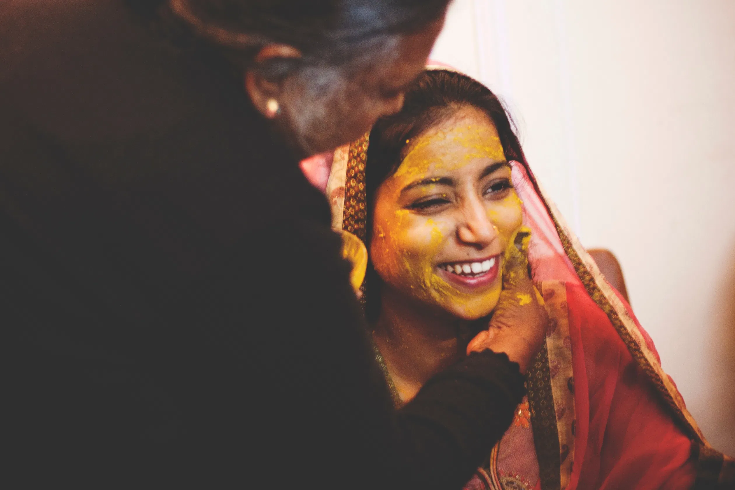 Indische Frau wird mit kurkuma eingereibt