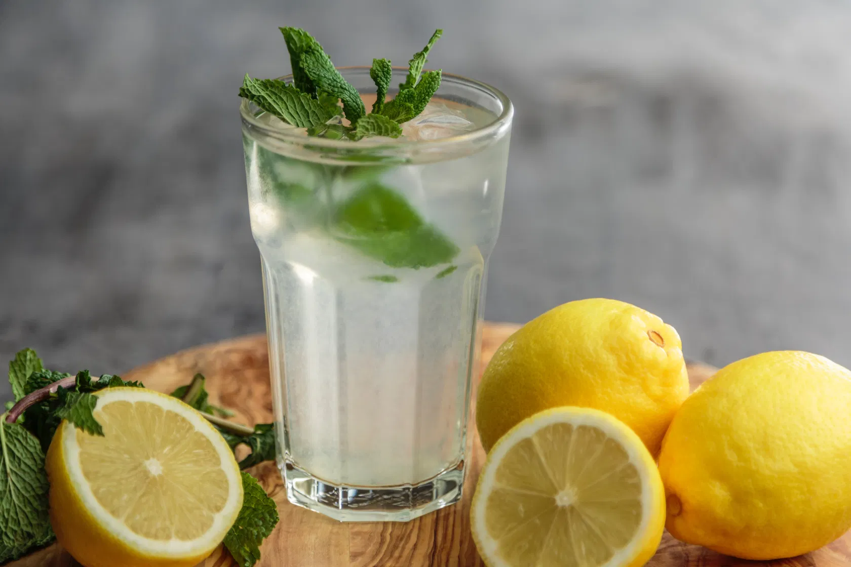 Ein Glas Minzlimonade