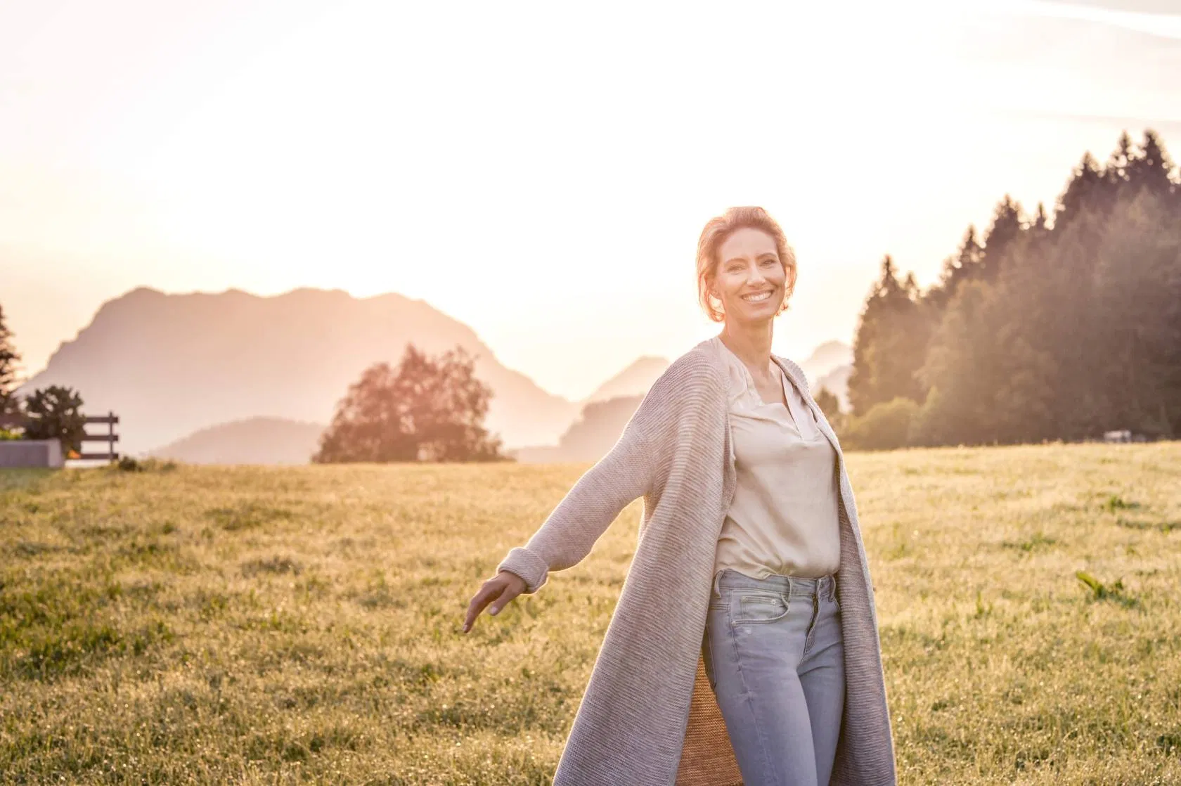 Frau lächelt auf der Wiese