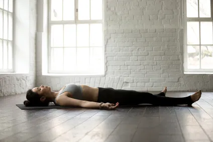 Frau macht Yogaübungen