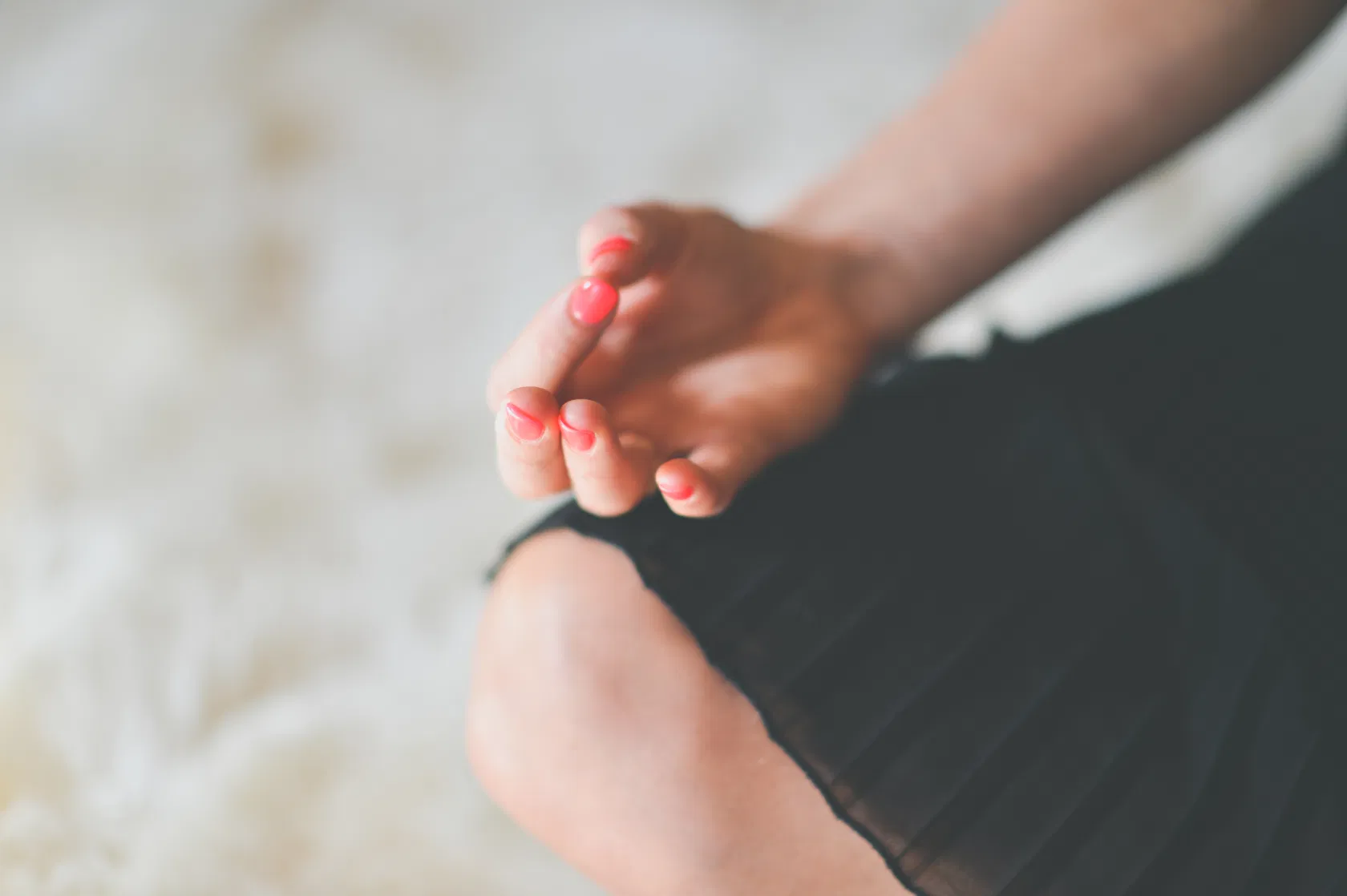 Frau macht Yogaübungen