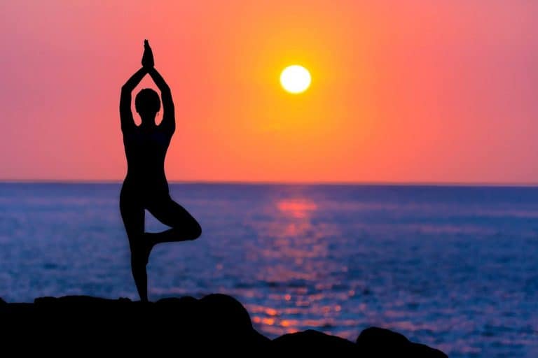 Frau macht Yogaübungen