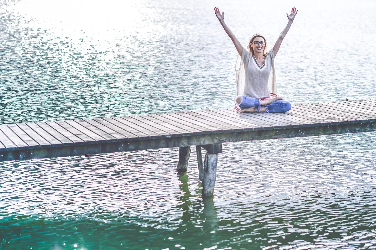 Frau macht Yogaübungen an der Brücke