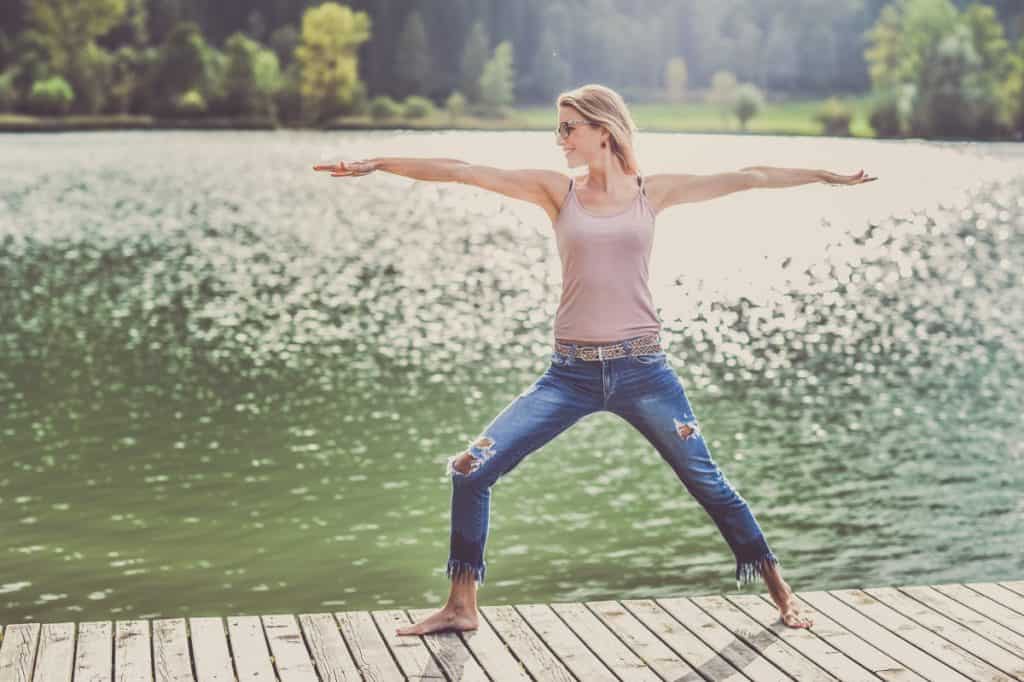 Frau macht Yogaübungen
