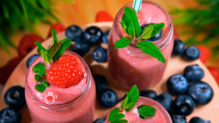 Beeren-Smoothies dekoriert mit frischen Beeren und Minze