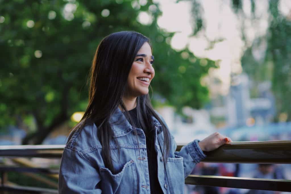 Empowerment Mentoring lässt eine Frau lachen